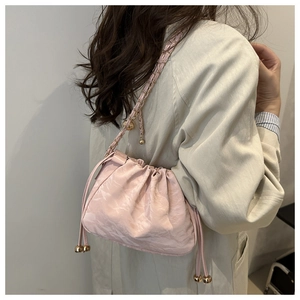 Pink drawstring dumpling shoulder bag with gold chain and pleated leather texture