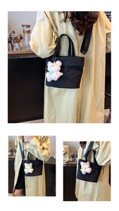 Détail du sac bandoulière noir avec gravure BAB TOP et charmant ourson en peluche