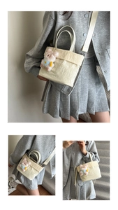 Détail du sac bandoulière plissé blanc crème avec un joli pendentif ours en peluche