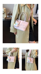 Détail du sac bandoulière rose plissé avec charm ours mignon et bandoulière réglable