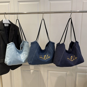 Drie denim draagtassen met 'Hello' borduursel in licht-, midden- en donkerblauwe wassing