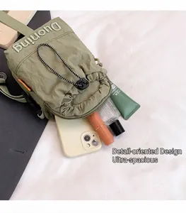 Innenansicht der Nylon-Tasche mit Platz für Smartphone und Kosmetikartikel