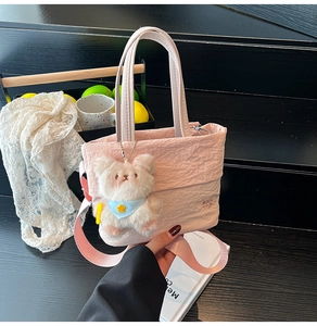 Sac fourre-tout plissé rose en nylon avec ours en peluche et bandoulière réglable
