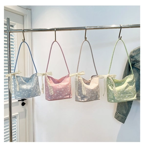 Détail de quatre sacs fourre-tout à carreaux avec motifs floraux et nœuds en dentelle
