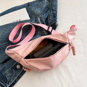 Detail van de roze sportieve heuptas met ruime opslag voor telefoon en portemonnee