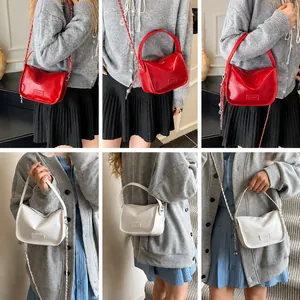 Fotos de bolsos bandolera de charol rojo y blanco con correas de cadena metálica