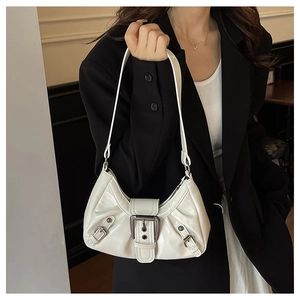 Détail d'un sac hobo blanc plissé au fini brillant avec une grosse boucle en métal