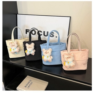 Sacs fourre-tout minimalistes en toile en quatre couleurs avec charmant petit ours blanc