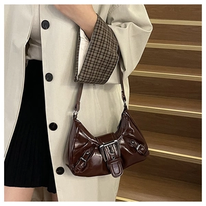 Détail du sac en cuir plissé marron foncé avec boucle argentée et style moto vintage