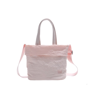 Sac fourre-tout plissé rose avec bandoulière réglable et poignées pour épaule ou croisé