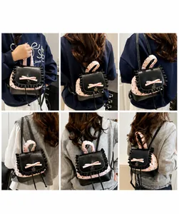 Detailansicht Mini-Rucksack in Schwarz-Rosa mit Schleife und Herzanhänger-Verzierung