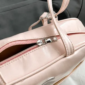 Nahaufnahme vom hochwertigen silbernen Metallreißverschluss der rosa Handtasche