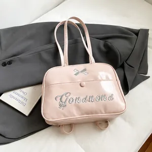 Nahaufnahme der rosa Lackleder-Handtasche mit silberner Schleifenstickerei und Glanz