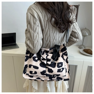 Borsa tote alla moda con stampa leopardata e pratico sistema a doppia tracolla