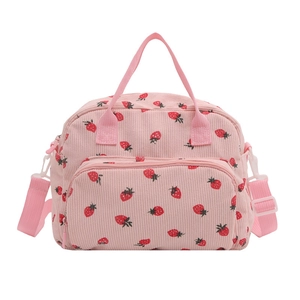 Roze corduroy schoudertas met aardbeienprint en verstelbare riem op witte achtergrond