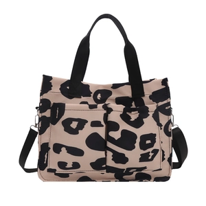 Borsa tote con stampa leopardata, tracolla regolabile e tasche anteriori quadrate