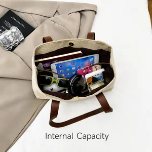 Vista dall'alto della capienza interna con tablet e accessori in borsa di tela