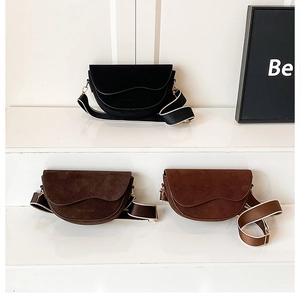 Detailansicht von drei Vintage-Satteltaschen in matter Optik mit breiten Schultergurten