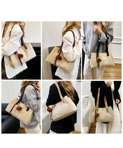 Viste dettagliate di una grande borsa tote in tela con ciondolo a orso su una modella