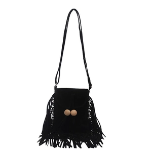 Sac à bandoulière bohème en daim noir avec de longues franges et des perles en bois
