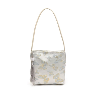 Sac seau en satin argenté avec broderie papillon bleue et détail de pompon décoratif