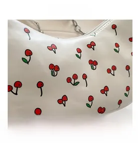 Détail du sac blanc en similicuir PU avec motif cerise et fermeture éclair argentée