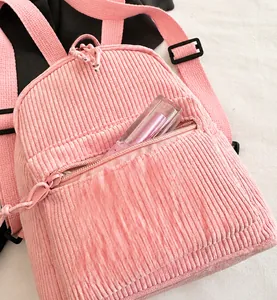 Nahaufnahme der Vordertasche des rosa Cord-Rucksacks mit Stauraum für Kleinteile