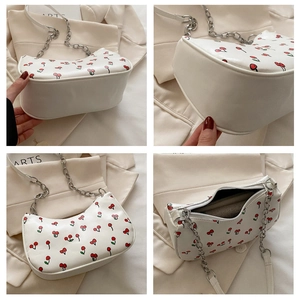 Détails du sac demi-lune blanc avec imprimé cerise et bandoulière en chaîne argentée