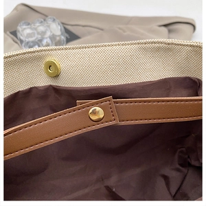 Dettaglio dell'interno della borsa tote in tela con chiusura magnetica e cinturino