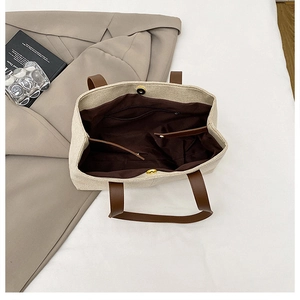 Vista interna della borsa tote in tela beige con tracolla in pelle marrone e chiusura magnetica