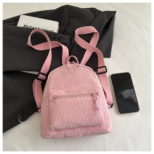 Detailaufnahme des rosa Cord-Minirucksacks mit Reißverschlusstasche und verstellbaren Trägern