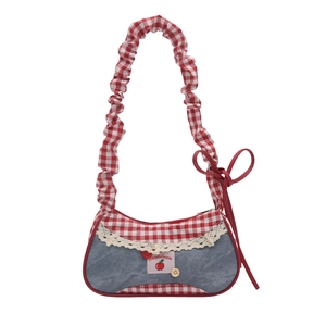 Borsa tote in denim blu e quadretti rossi con pizzo e tracolla arricciata