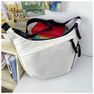 Detail van witte nylon halve maan tas met verstelbare riem en dubbele ritsen