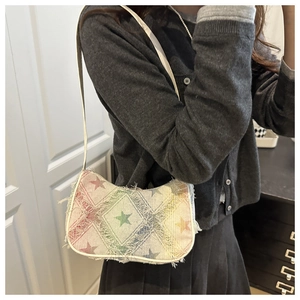 Detail der Regenbogen-Canvas-Tasche mit Sternmuster und ausgefransten Fransen