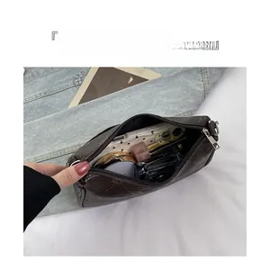 Detailansicht der dunkelbraunen Handtasche mit großem Fassungsvermögen und Make-up