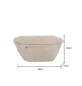 Détails des dimensions du sac bandoulière en velours côtelé beige, longueur de 48 cm
