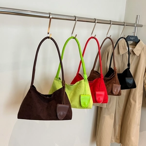 Women Suede Underarm Shoulder Bag Vintage Minimalist Solid Color Hobo Bag With Mini Charm Retro Streetwear Style Daily Handbag