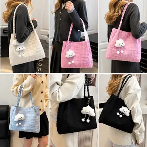 Dettagli di grandi borse tote in quattro colori con ciondoli e texture intrecciata