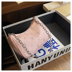 Detailansicht der rosa Hobo-Tasche mit LNBOE-Mustern und Silberkette in einer Box