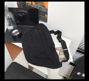 Détail du sac bandoulière en velours côtelé noir en forme de lune avec fermeture éclair