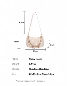 Witte stro tas met schelphangers en afmetingen van 22x13x8cm