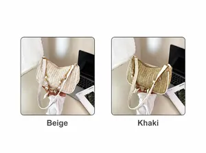 Stro schoudertassen in beige en kaki met bedeltjes van schelpen en parels aan de tas