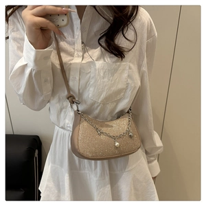 Détail du sac bandoulière croissant à paillettes avec chaîne perle et cœur