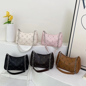 Retro Schultertaschen in fünf Farben mit Monogramm-Prints und edlen Metallketten