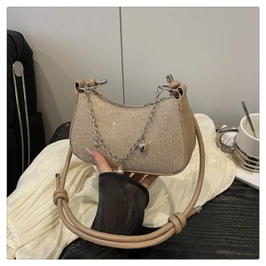 Détails du sac à paillettes champagne doré avec chaîne argentée et perles en cœur