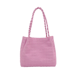 Borsa tote trapuntata rosa con manici intrecciati e ampio spazio per l'uso quotidiano