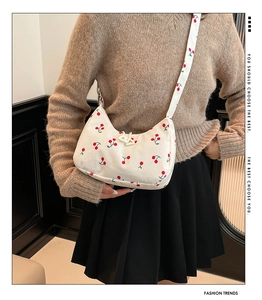 Detailansicht der Cord-Schultertasche mit roten Kirschmotiven und Doppelreißverschluss
