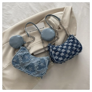 Détail du sac hobo en jean à étoile et du sac croissant à damier avec mini pochette