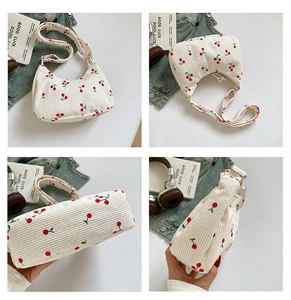Vista dettagliata della borsa hobo in velluto a coste con stampe di ciliegie da quattro angoli