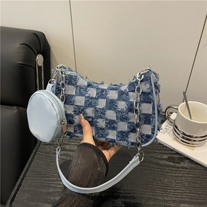 Sac hobo en jean à carreaux avec franges, chaîne et mini porte-monnaie sur bois